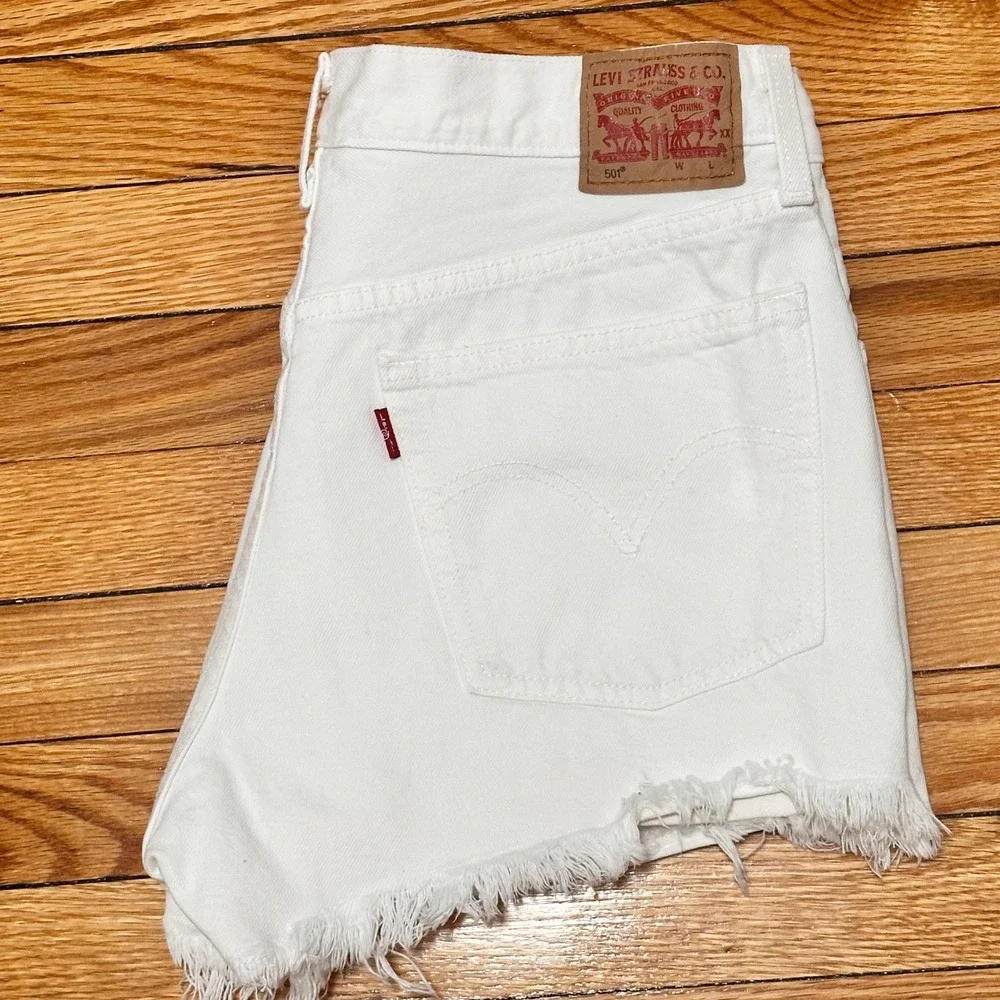 Levi's 501 White Mid Rise Frayed Hem Denim Jean Shorts Button Fly Size W30 - Picture 1 of 9